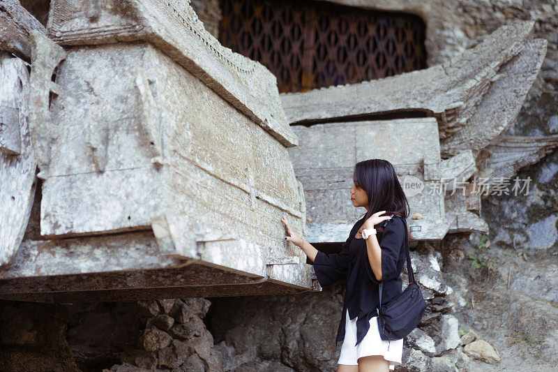 美丽的亚洲女人探索Kete Kesu古墓地Kete Kesu Toraja